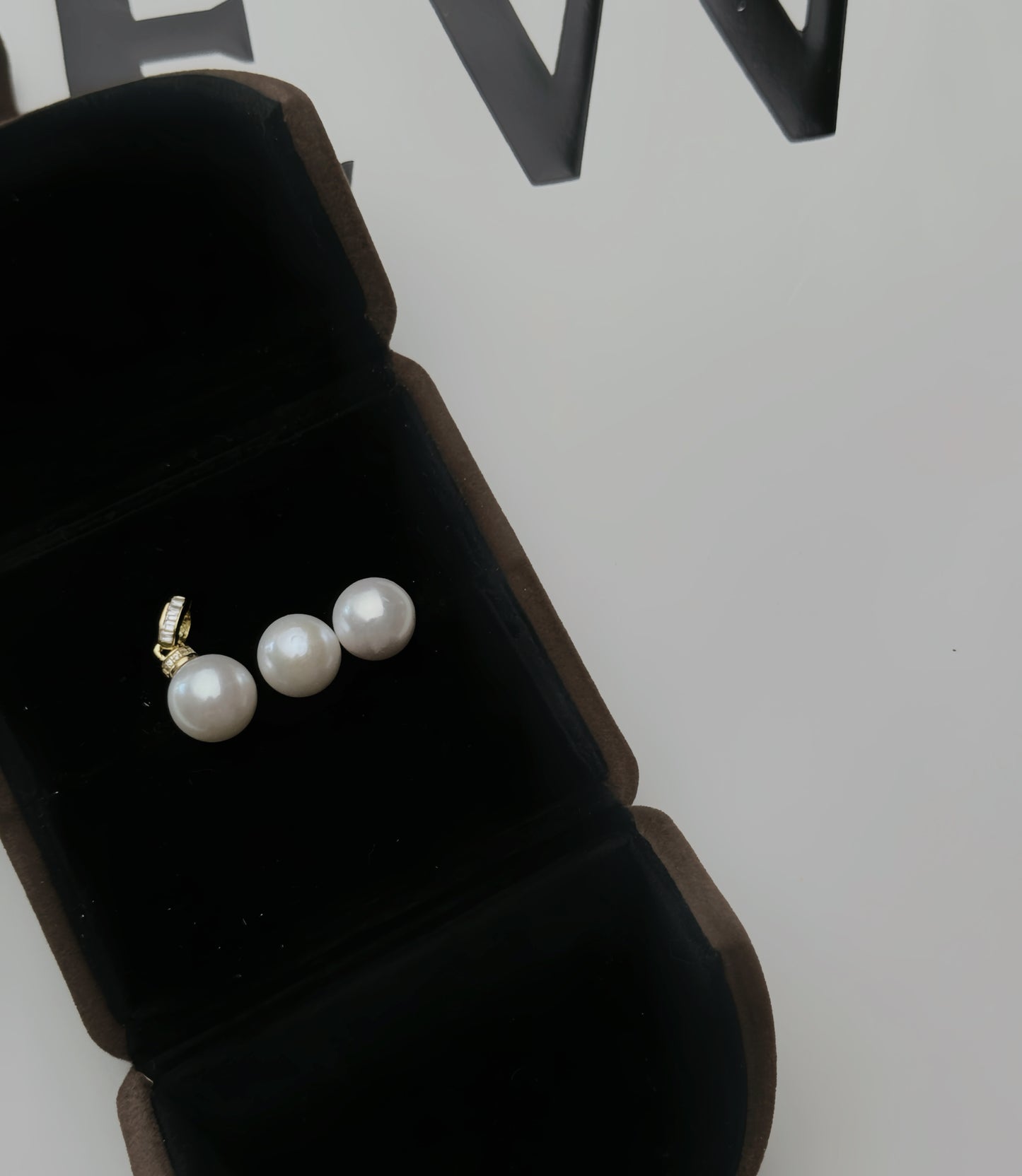 Classic Fabulous . Edison Pearl Earrings