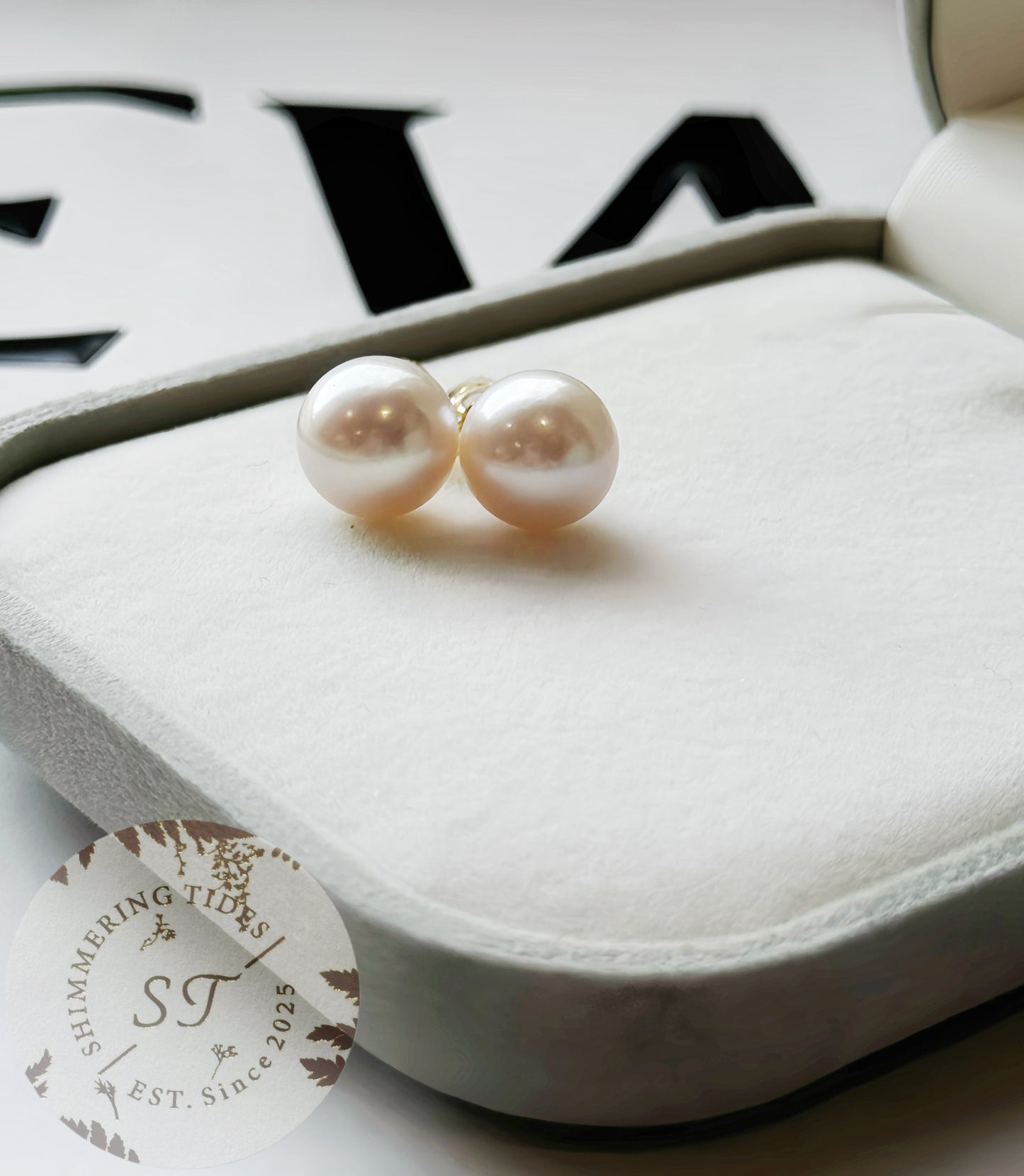Classic Fabulous . Edison Pearl Earrings