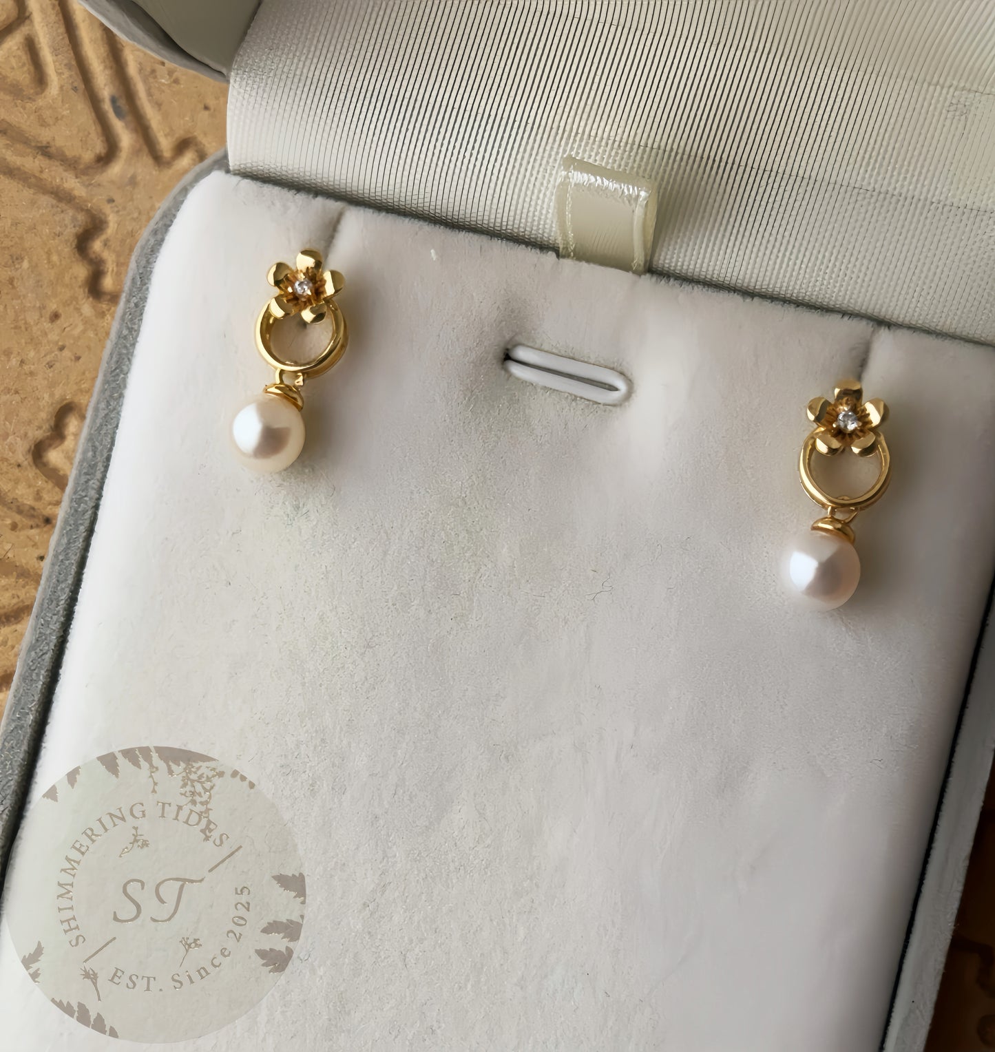 Classic Fabulous . Little flowers earrings